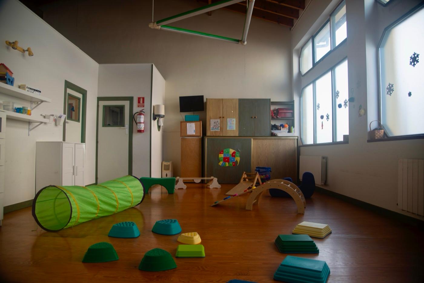 Piezas de texturas y colores para el camino sensorial, en la sala de psicomotricidad