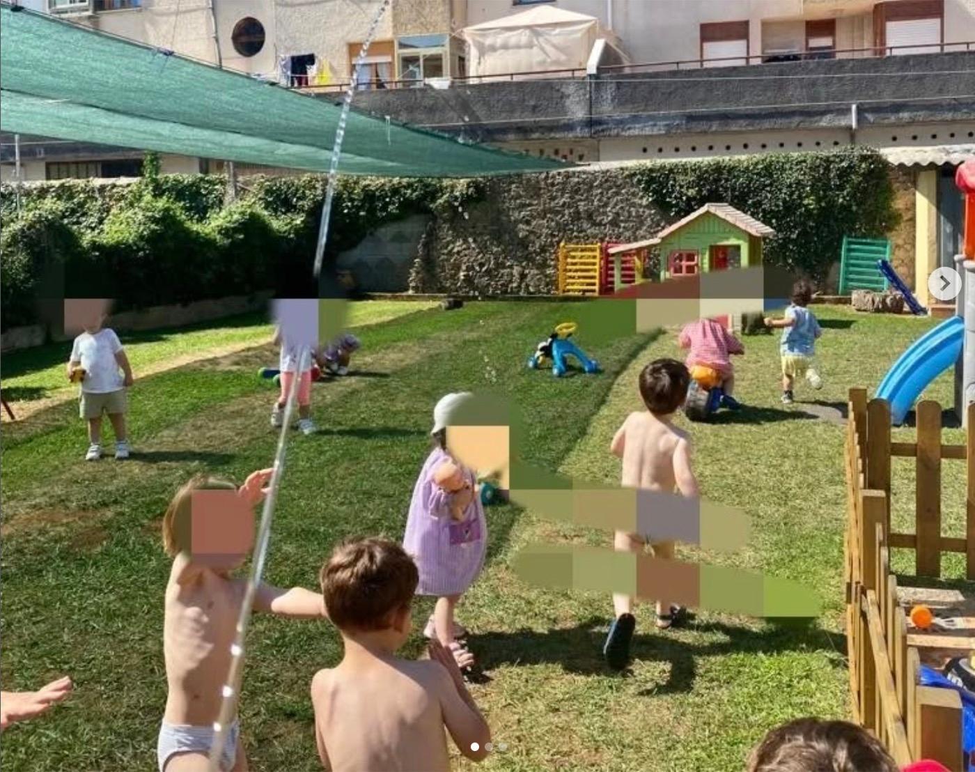 Los niños jugando en el patio bajo la tela de sombra